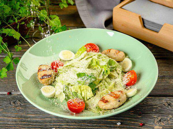 Веранда - Салат Цезарь с люля-кебабом из курицы