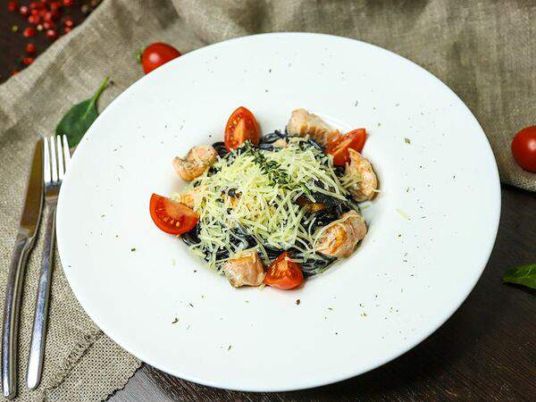 Мангал хауз - Спагетти с чернилами каракатицы, семгой и мидиями