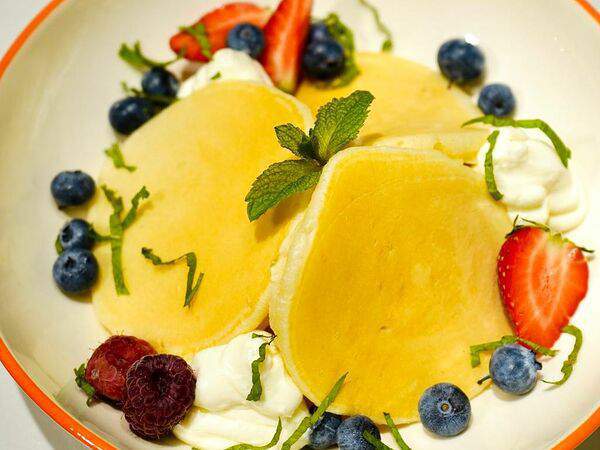 Wild Coffee & Food - Панкейки с ванильным кремом и сезонными ягодами