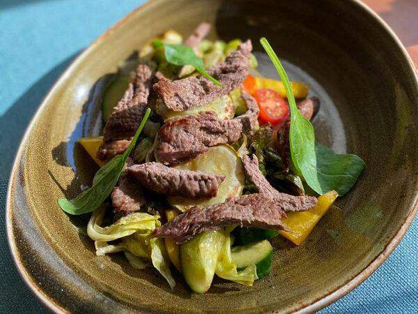 Хуторок на Пушкина - Салат с горячей телятиной