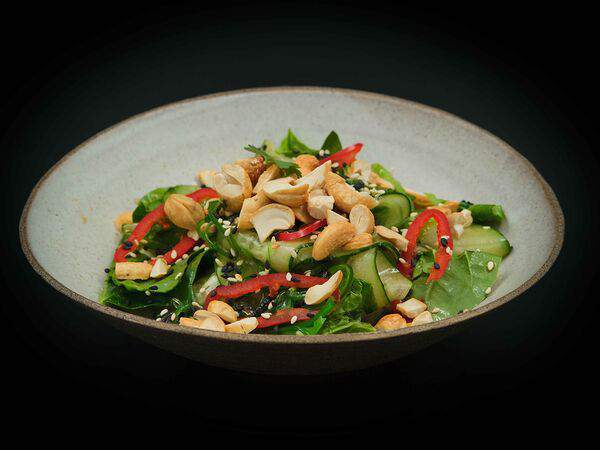 Ramenboy - Cалат из огурцов с чукой, кешью и соусом понзу