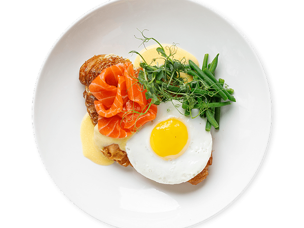 Пить кофе Кино - Гренка из круассана с лососем