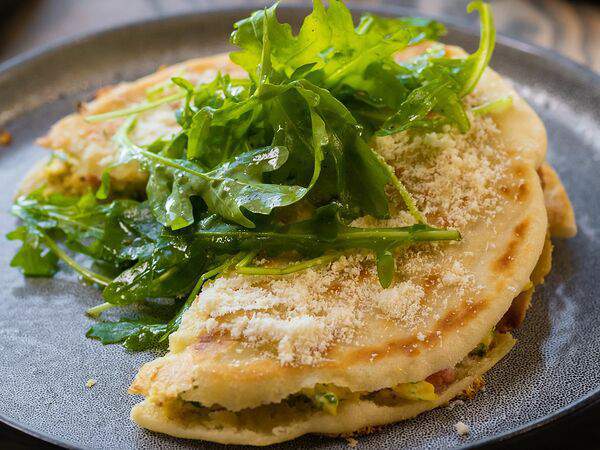 Ресторан Строгов - Яичница болтунья в лепешке пури со сладкими томатами и ароматным песто