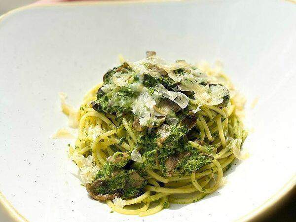 Ресторан 101 - Спагетти с зеленой пастой и грибами