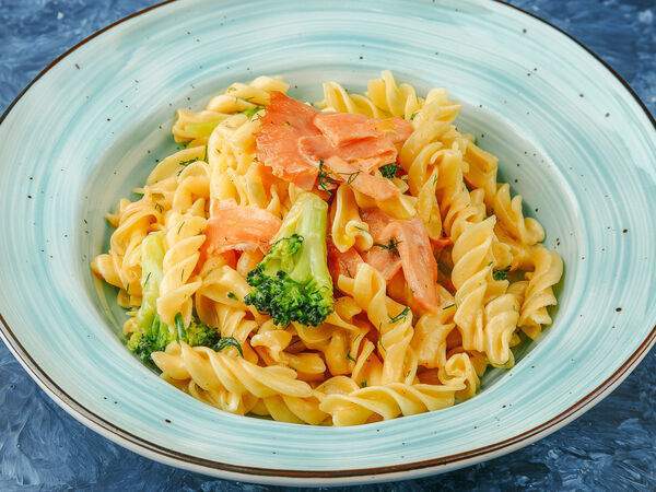 La Pasta - Паста с копченым лососем и брокколи