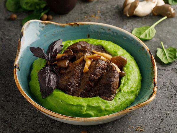 Охота на енота - Говяжьи щечки в соусе демиглас с вешенками