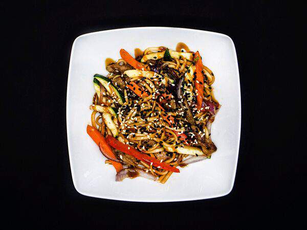 Mr Khan - Пшеничная лапша со свининой в соусе Хойсин