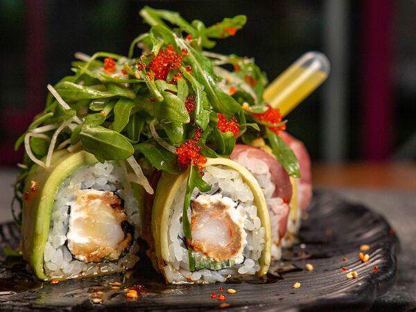 Umi asian kitchen & bar - Вулкан ролл с тунцом и авокадо