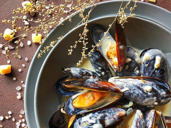 Рыбаs - Мидии в створках в сливочно-сырном соусе