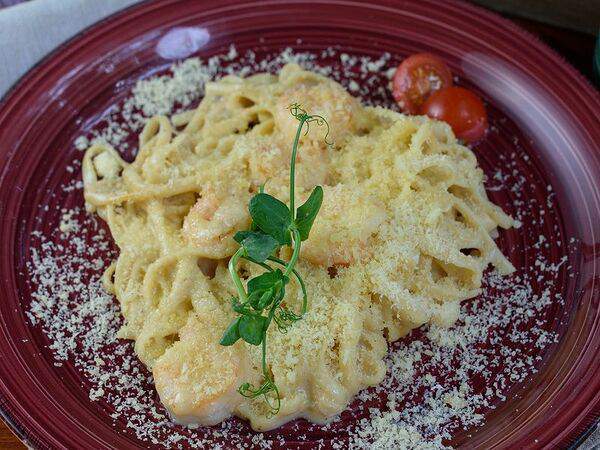 Кофейня 8512 - Спагетти с креветками и кальмарами в сливочно-сырном соусе