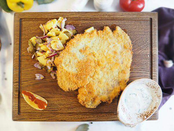 Вилла Подлипки - Шницель cвинoй с немецким салатом