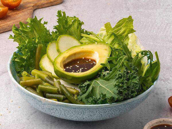 Сладкое дело - Зелёный салат с вареным авокадо и гранатовой эмульсией