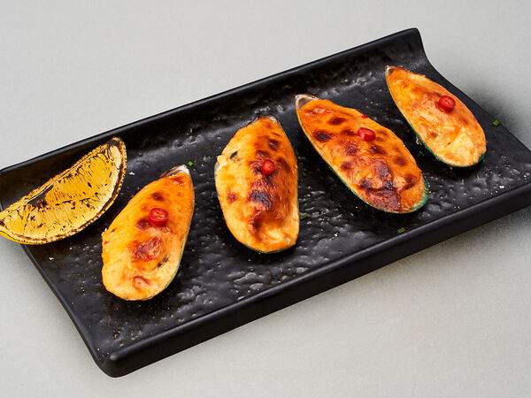 Mojo - Запеченные мидии в соусе спайси