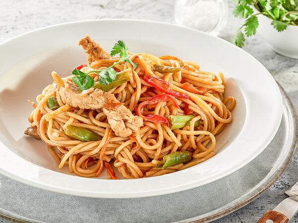 Кафе 24 - Куриное филе с лапшой в устричном соусе