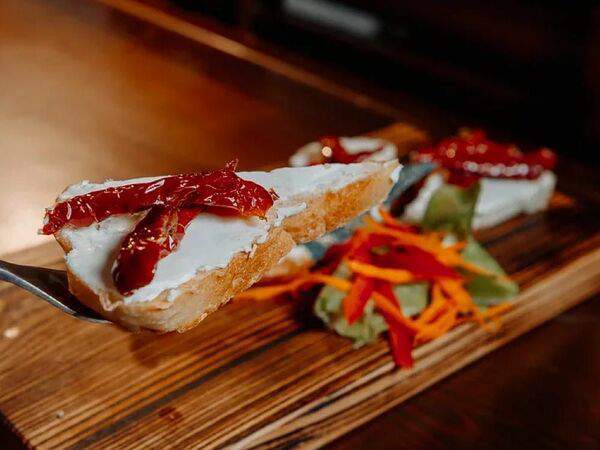 Паб 13 - Брускетта с крем-чизом и вялеными томатами