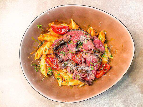 Sisters Coffee & Wine - Пенне в томатном соусе с ростбифом