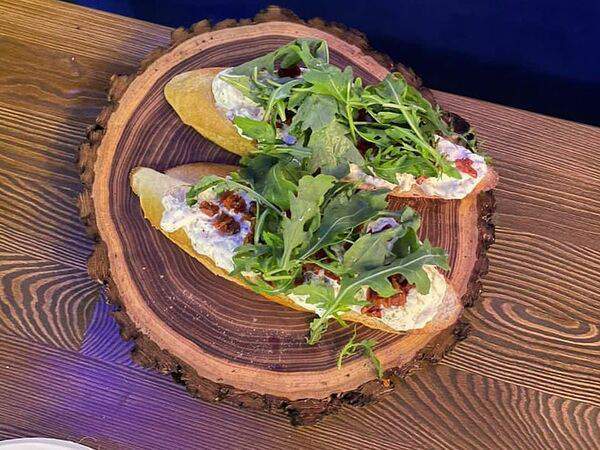 Praslin - Брускетта со страчателлой и вялеными томатами