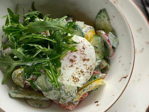 Шенген - Хрустящий овощной салат с яйцом пашот и пармезаном