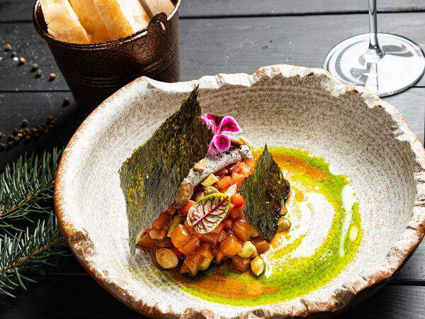 Гости рестопаб - Тартар из лосося с клубникой