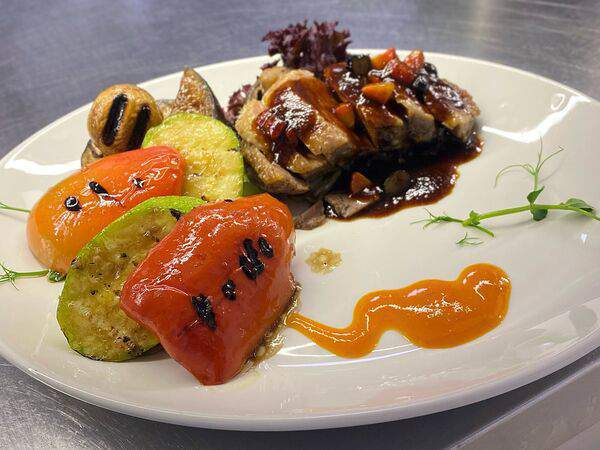 Чемодан - Утиная грудка магре с ягодным соусом