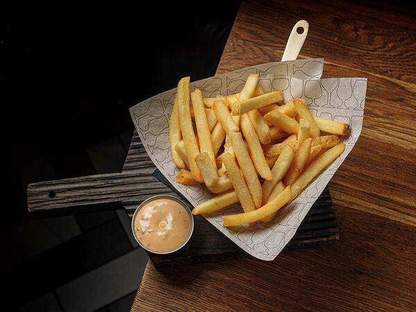 Брюссель - Картофель фри с трюфельным соусом и пармезаном