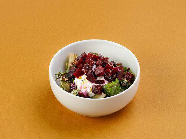 Лось Бистро - Салат с печеной свеклой и страчателлой