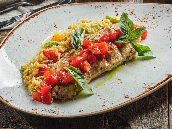 La Famiglia - Куриное филе с соусом неаполитано с пастой орзо