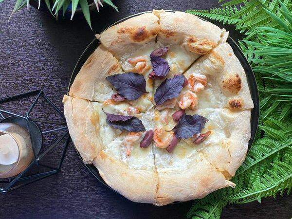 Territory Piatto - Неаполитанская пицца с креветками и базиликом