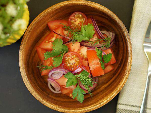 Yellow Cafe - Ассорти томатов с луком и зеленью