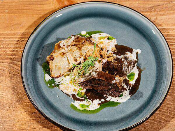 Friends Gastrobar - Томленая говядина со стейком из капусты и соусом из грибов