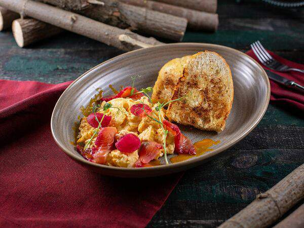 Дикая утка - Скрэмбл с семгой гравлакс и тостами