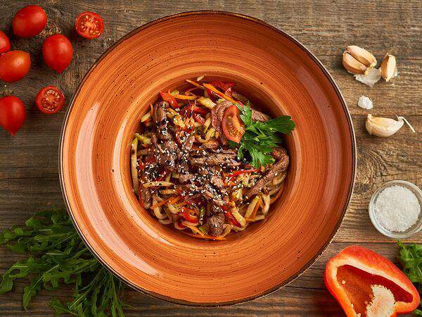 Luna lounge - Вок с говядиной в соусе кимчи