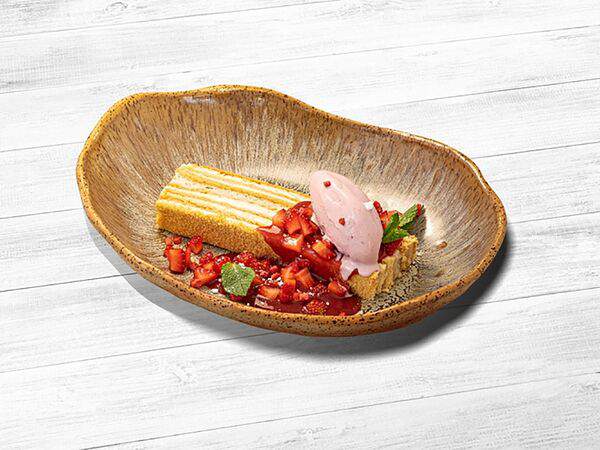 Miraclub - Медовик с клубничным соусом