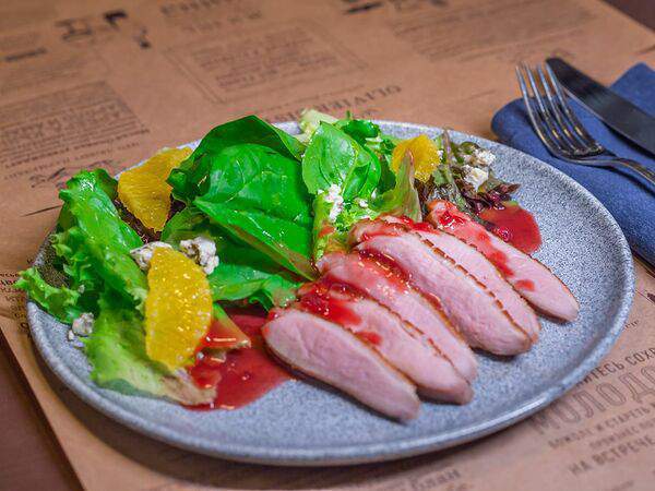 Месье оливье - Салат с утиным филе, апельсином, кемберлендским соусом