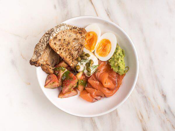 Aroma - Завтрак с лососем, авокадо и яйцом