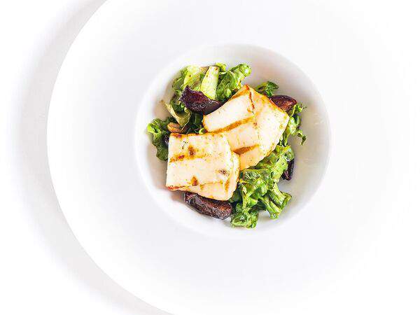 Мамини - Теплый салат с жаренным на углях халуми и вяленой сливой