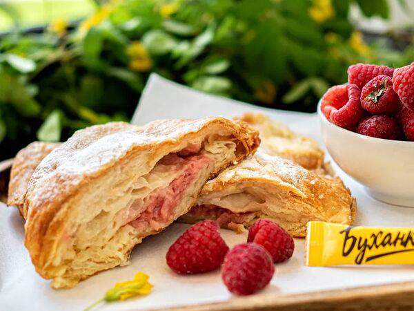 Пекарня Буханка - Круассан с заварным кремом и малиной