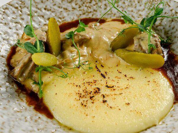 Лель - Строганов из запеченной говяжьей ноги с картофельным суфле и халапеньо, чиненный сыром