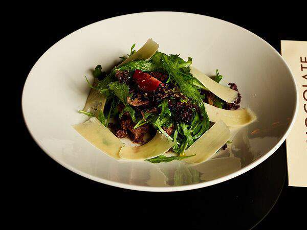 Chocolate - Салат с куриной печенью, помидорами и сыром пармезан