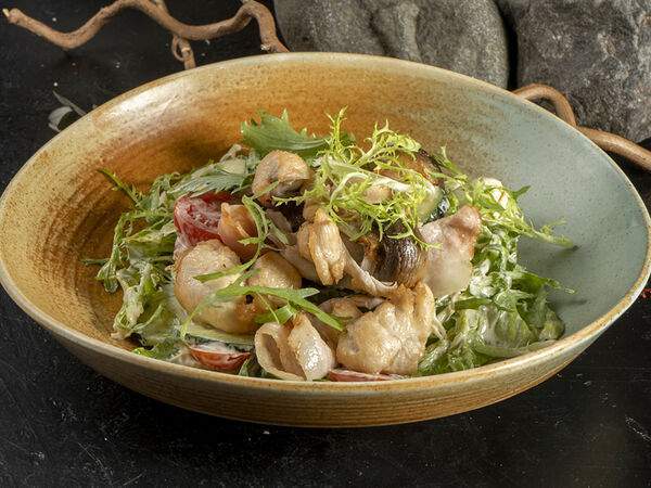 Golden Coffee - Теплый салат с курицей, грибами и беконом