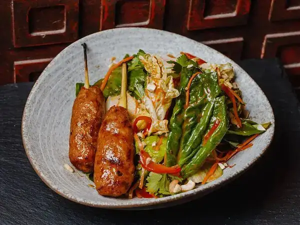 Томми Lee - Салат с сатай из курицы и креветок