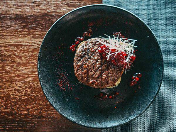 Novo. Ресторан современной русской кухни - Бифштекс из мраморной говядины с брусничным взваром