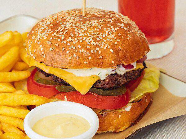 Салтанат сарайы - Бургер с котлетой из говядины и картофелем фри