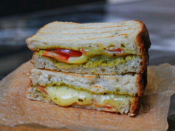 WKND - Сэндвич песто-моцарелла