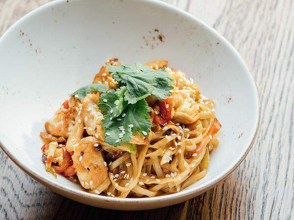 Фабрика - Лапша удон с курицей и овощами