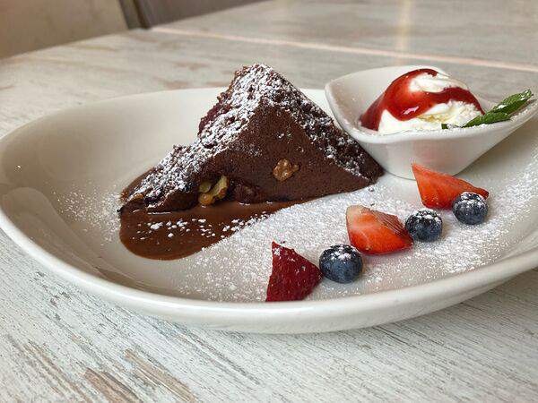 Чемодан - Брауни ягодный с грецким орехом