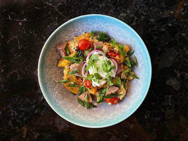 Traveler's coffee - Салат с печенью трески и яйцом пашот