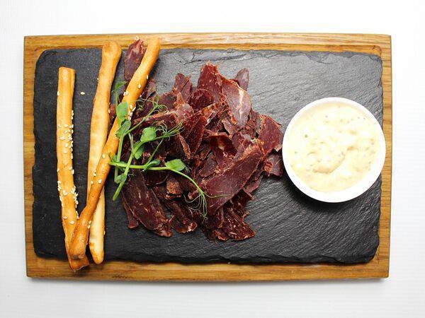 Гости - Вяленая говядина с горчичным соусом