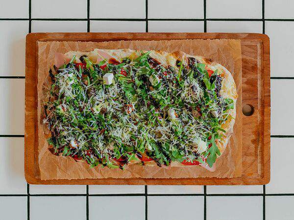 Футурист. Bar & Kitchen - Пинса Рокки с рукколой и соусом Песто