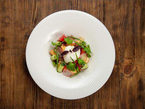 Пхали & хинкали маяк - Салат из розовых томатов с яйцом Пашот